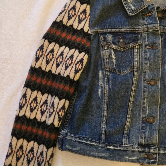 Free People Woman's Sweater Sleeve Distressed Jean Jacket Size Med Cropped EUC - Picture 5 of 16